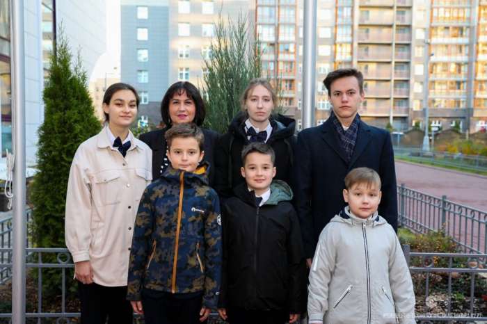 Учебная неделя в ИТШ № 777 началась с торжественного подъема флага России