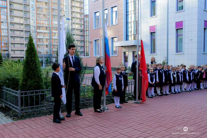 Учебная неделя в ИТШ № 777 началась с торжественного поднятия флагов