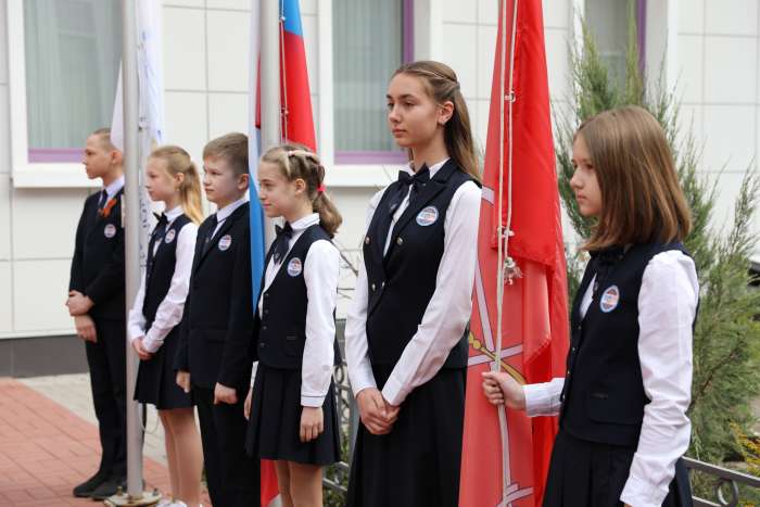 Учебная неделя в ИТШ № 777 началась с торжественного поднятия флага России